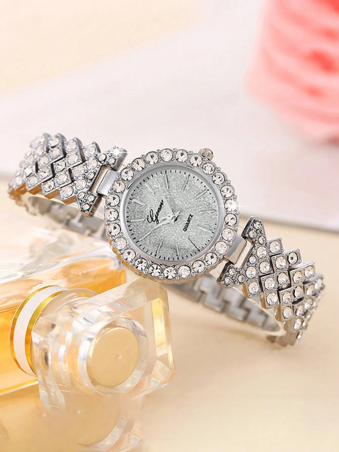Elegant Gold Tone Numeral Quartz Watch for Women with Stainless Steel Band