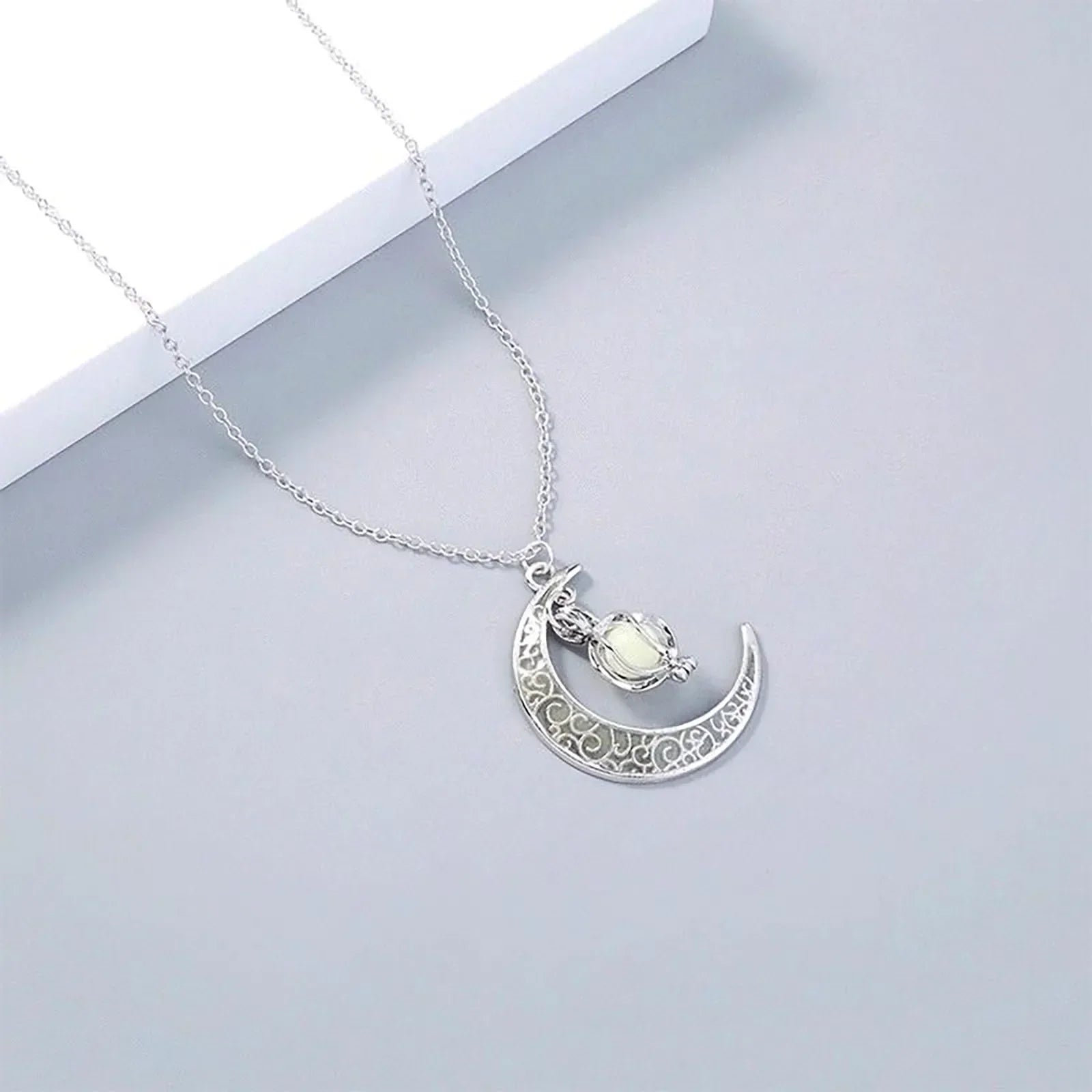 Womens Teen Girls Luminous Moon Necklace Moon Pendants Chain Choker Glow in The Dark Necklace Jewelry Gifts