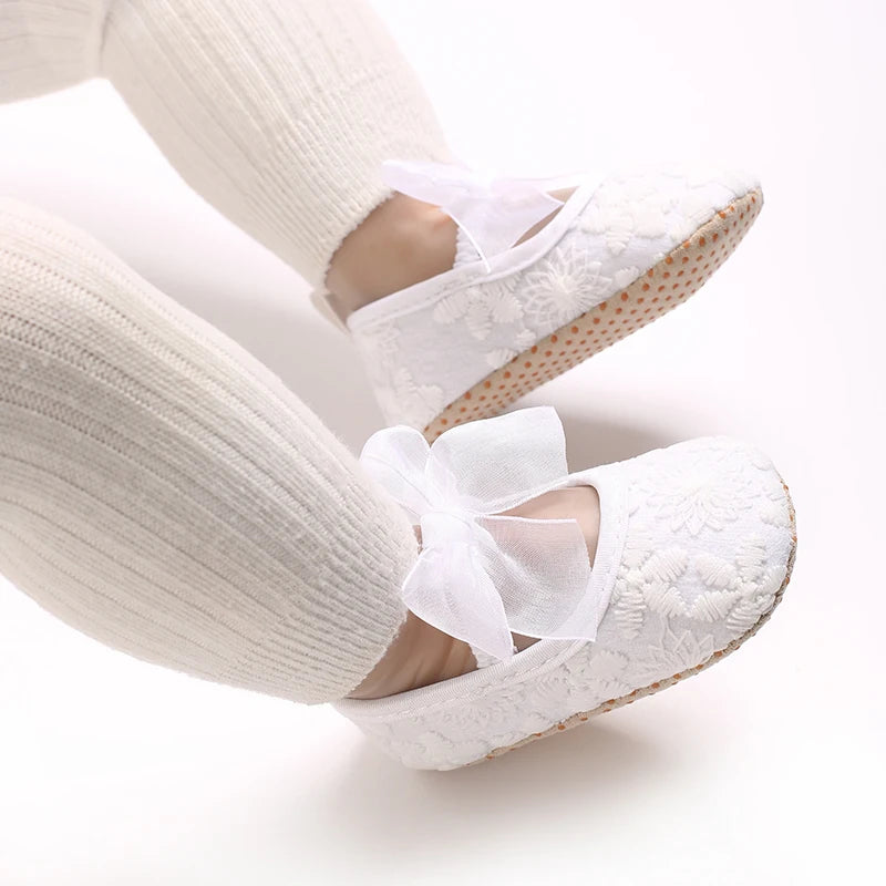 Elegant White Newborn Baby Walking Shoes with Lace Bow Princess Design Comfortable Soft Sole for Infant Girls